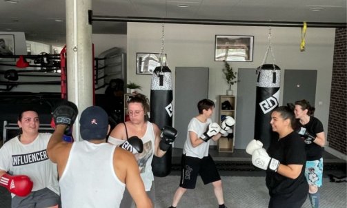 Small group boxing girl power femme salle de boxe Craponne